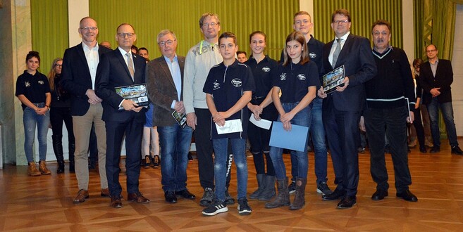 Die Geehrten des KC Fulda auf einem Bild mit OB Dr. Heiko Wingenfeld (2.v.r.) und Sportdezernet Dag Wehner (2.v.r.). Vorne rechts: Jette Jäger, Gewinnerin des 23. Dajek-Knittel-Preises.