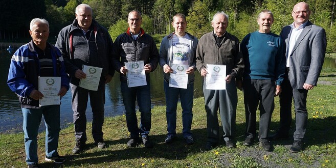 Ehrungen beim Angelsportverein Bischofsheim anlässlich des 50jährigen Vereinsjubiläums. Das Bild zeigt von links: Karl-Heinz Kufel, Peter Richard, Michael Rott, Klaus Müller, Karl Enders, Bernd Müller und Bürgermeister Georg Seiffert.