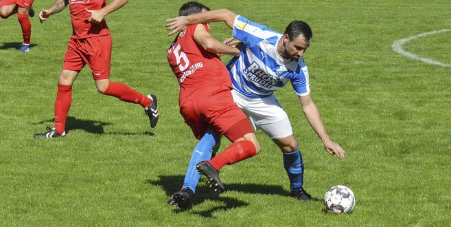 Im Hinspiel trotzten Fabian Schaub (r., hier gegen Christopher Schadeberg) und der SV Flieden den Gießenern einen Punkt ab