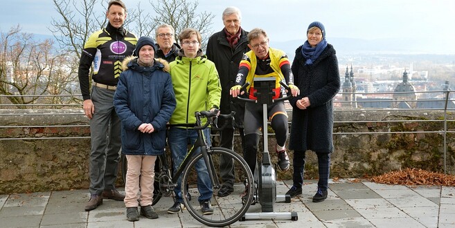 Gruppenbild auf dem Frauenberg: Kai Nüchter (VeloCulTour), Jochen Arnaut (antonius), Christoph Ofenstein (Stiftung), Daniel Faust (VeloCulTour), Gerhard Möller (Stiftungs-Vorstand), Bruder Florian und Christiane Rhiel (Stiftungs-Vorstand).