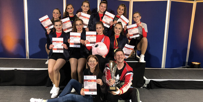Das erfolgreiche SquadOne-Team: Hannah Halsch, Lara Antonia Maikranz, Sophia Koch, Ellice Abt, Anna Leticia Vogel, Anna Himmelmann, Tabea Nitsche, Amelie Monlàr, Janina Bott, Anastasia Seller, Oscar, Sabrina und Philipp Conradi.