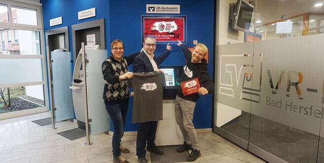 Freuen sich über die neue Partnerschaft (v.l.): Heide Aust (Inhaberin Sportagentur Speed), Maik Schuchardt (Regionalmarktleiter VR-Bankverein) und Klaus Hartwig (Projektleitung Red Castle Run)