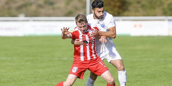 Im Hinspiel gab es ein wildes 4:4: Die SG Barockstadt (hier mit Benjamin Trümner) trifft auf den VfB Ginsheim (im Bild Adnan Kizilgöz)