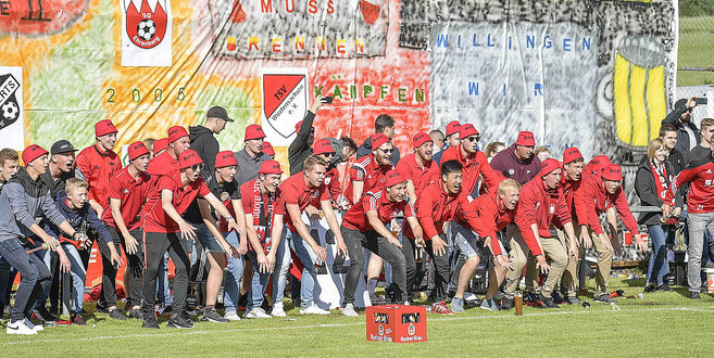 Nach Abpfiff war Feiern angesagt: Die Fans empfangen die Spieler zur