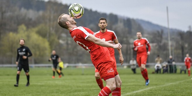 Der mit dem Ball tanzt: Marius Hampl besorgte alle Treffer für Schlitzerland und hält den Aufsteiger im Rennen um den Klassenerhalt.