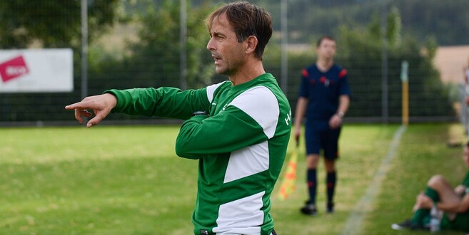 Dirigiert künftig im Königreich: Zlatko Radic, auf diesem Bild noch als Trainer des Haimbacher SV tätig.