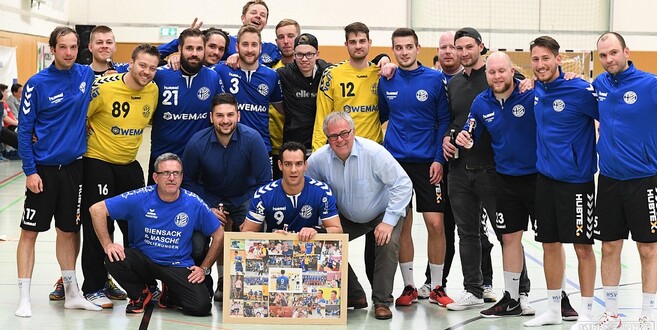 Kevin Houston (Nr. 9) wurde vor dem Spiel verabschiedet, trug sich zudem in seinem letzten Heimspiel noch fünfmal in die Torschützenliste ein