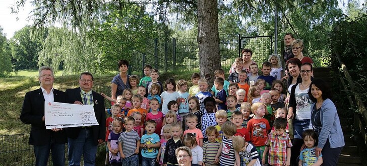 Große Freude herrschte bei den Kids und bei den Erzieherinnen über die Geldspende mit von links: Bürgermeister Ralf Orth, Udo Heckroth, Susanne Heckroth mit Hund und der Kita-Leiterin Annett Döll.