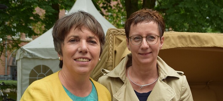 Prof. Dr. Margot Käßmann (links) kam auf Einladung von Pröpstin Sabine Kropf-Brandau nach Bad Hersfeld