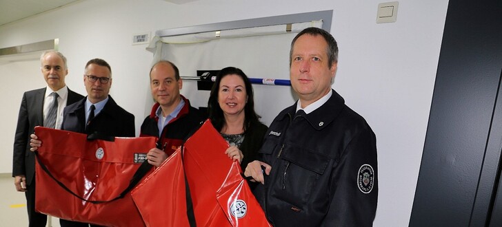Die praktische Vorführung des Rauchverschlusses an einer überberbreiten Tür (im Hintergrund) mit von links: Klinikum Geschäftsführer Martin Ködding, Bad Hersfelds Stadtbrandinspektor Frank Jakob, Torsten Wennemuth, Prokuristin und Kaufmännische Leiterin der Klinik am Hainberg, Sabine Eydt und der stv. Stadtbrandinspektor von Rotenburg/F, Dirk Riemenschneider.