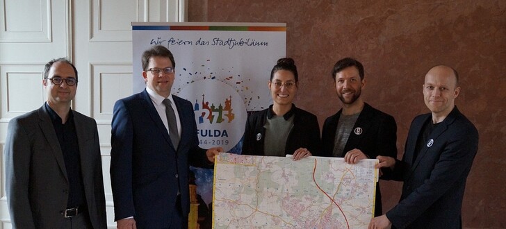 v.l. Leiter des Schlosstheaters Christoph Stibor, Oberbürgermeister Heiko Wingenfeld, und das Team vom Brachland-Ensemble
