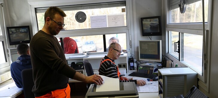 Tobias Demant ist seit 2013 bei der Fa. Fehr Umwelt auf der Wiegestation beschäftigt, hier mit seinen beiden Kollegen bei der Arbeit