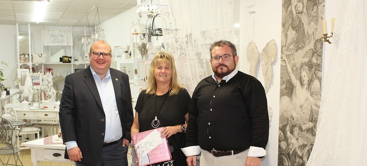 Bürgermeister Stephan Paule und Wirtschaftsförderer Uwe Eifert und überbrachten die Glückwünsche