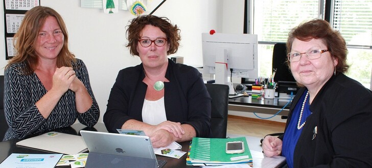„Umwelt- und Klimaschutz beginnt vor der eignen Haustür“: Erste Kreisbeigeordnete Susanne Simmler (Mitte) empfing die beiden Klimaschutzbotschafterinnen Silke Vogel (links) und Angelika Gunkel.