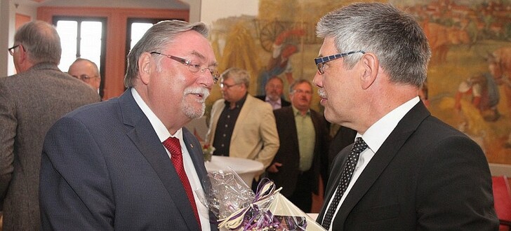 Landrat Manfred Görig (rechts) gratuliert Bürgermeister Hans-Jürgen Schäfer zu seinem 20. Dienstjubiläum