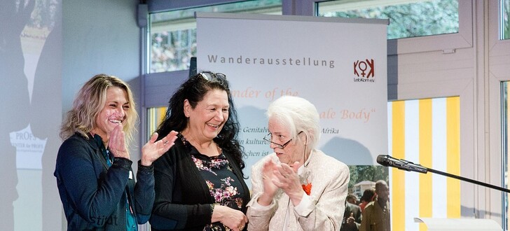 Birgit Rohleder (Organisatorin) und Claudia Hümmler-Hille klatschen sich motiviert von Prof. Dr. Muthgard Hinkelmann-Toewe Beifall.