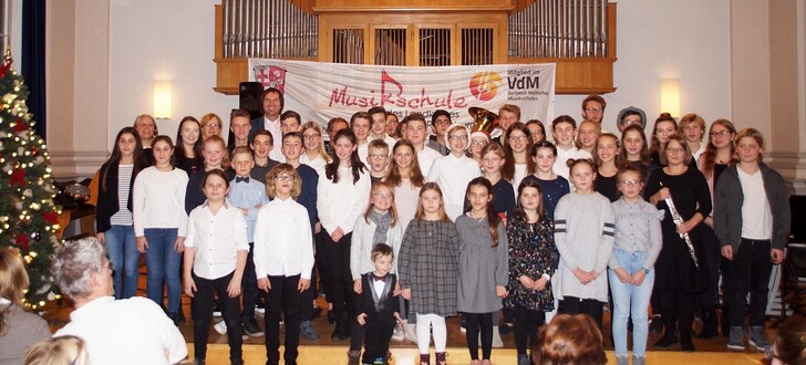 Die Schülerinnen und Schüler der Kreismusikschule begeisterten mit ihrem
Weihnachtskonzert