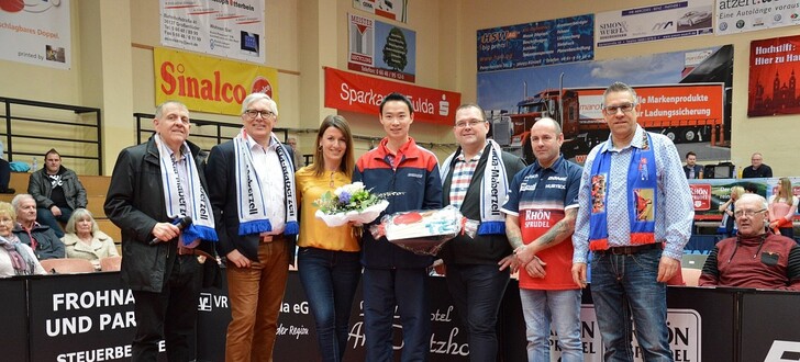 Verabschiedung vor dem Spiel: Wang Xi (Bildmitte) verlässt Maberzell nach elf Jahren.