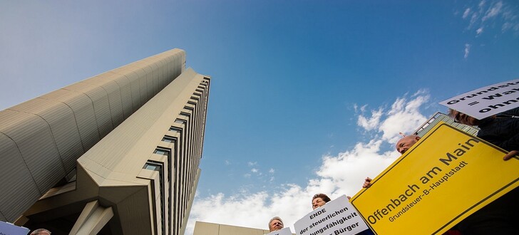 Offenbach: Bürger demonstrieren vor dem Rathaus mit Plakaten gegen die Grundsteueranhebung