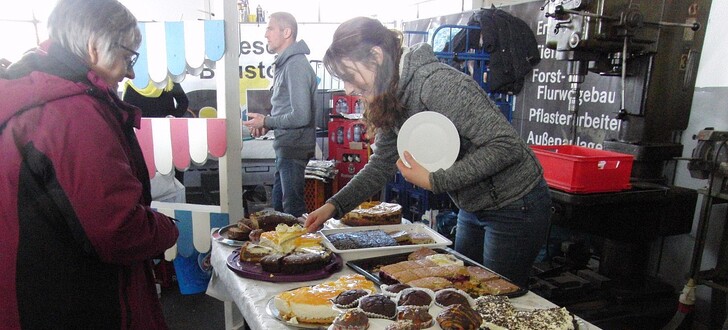 Kuchen und viele andere Leckereien gab es Zuhauf beim Frühlingsfest. Die Gewerbetreibenden hatten reichlich vorgesorgt.