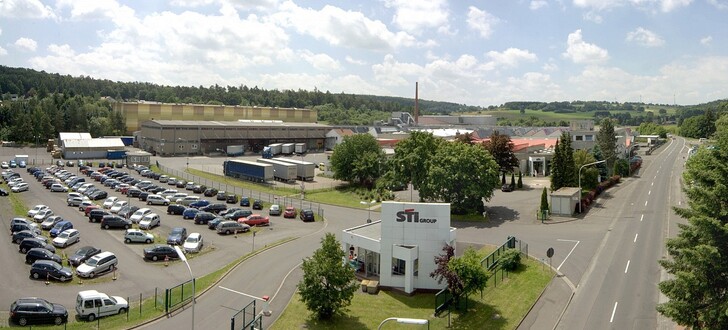 Die STI Group beschäftigt mehr als 2.000 Mitarbeiter an 8 Produktionsstandorten in Deutschland, Ungarn, Tschechien und Großbritannien.