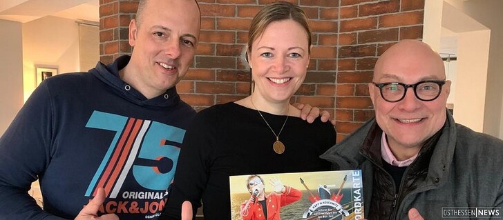 hr1-Moderator Thomas Koschwitz (r.) überraschte Nadine Schäfer und ihren Mann Oliver in ihrer Wohnung in Eichenzell