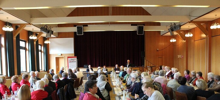 Interessierte Besucher beim „Samstag für gesundes Altern“ in der Homberger Stadthalle.