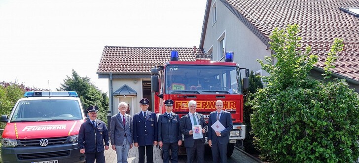 Die Feuerwehr in Pilgerzell und Künzells Bürgermeister Timo Zentgraf (2.v.r.) freut sich über den Förderbescheid von Innenminister Peter Beuth (r.)