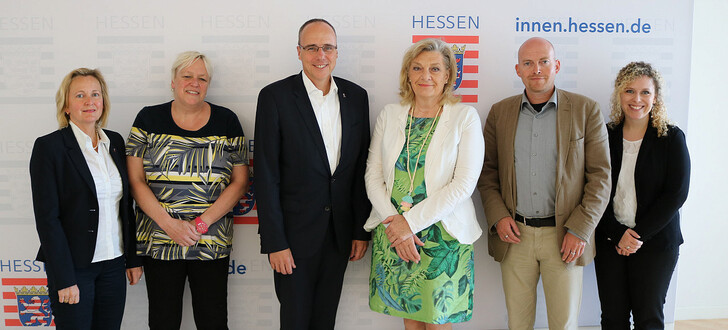 Innenminister Peter Beuth (3. v.l.) begrüßt Landesbeauftragte Margarete Ziegler-Raschdorf (3.v.r.) mit ihrem Mitarbeiterstab in seinem Hause. V.l.n.r.: Referentin Kathleen Cahill, Sachbearbeiterin Christiane Zacher, Büroleiter Dr. Kai Lemler und Referentin Yvonne Kremer.