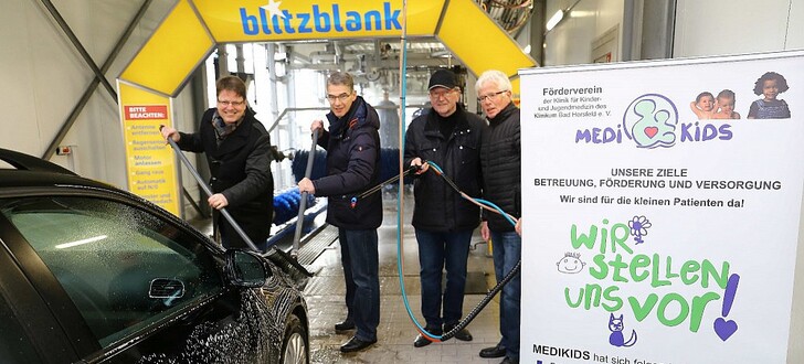 Handarbeit mit von links Dr. Holger Hauch, Peter Günther, Wolfgang Schneider und Heino Stange