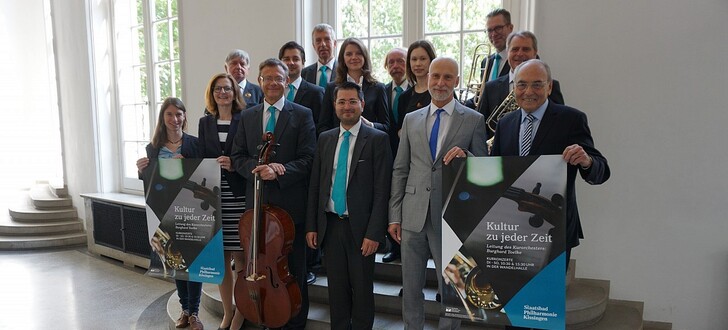 Mitglieder der Staatsbad Philharmonie
Kissingen mit Leiter Burghard Toelke (Mitte) zusammen mit Kurdirektorin und
Geschäftsführerin der Bayer. Staatsbad Bad Kissingen GmbH Sylvie Thormann
(2.v.l.), Kathrin Betzen, Leiterin der Marketingabteilung der Bayer. Staatsbad Bad
Kissingen GmbH (links), Oberbürgermeister Kay Blankenburg (2.v.r.) sowie Kurt
Rieder (rechts), Vorsitzender des Fördervereins Bad Kissinger Kurorchester e.V.