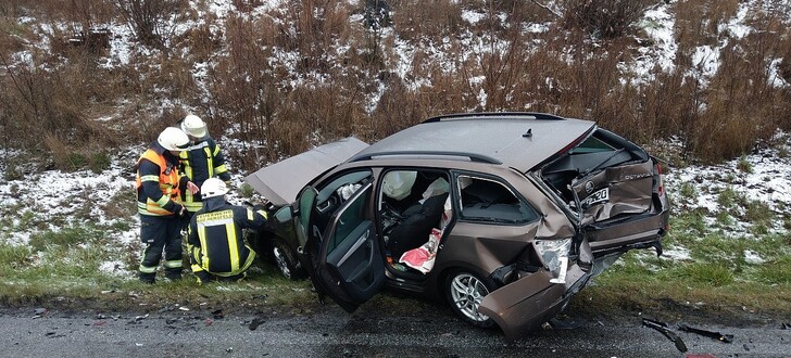 Bei einem Auffahrunfall auf der A 4 sind vier Fahrzeuge miteinander kollidiert. Fünf Personen wurden verletzt.