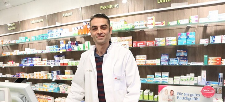 Burhan Alchoufi leitet seit 2018 die Bahnhof Apotheke in Neuhof und liebt die Arbeit hinter dem Tresen und mit den Menschen.