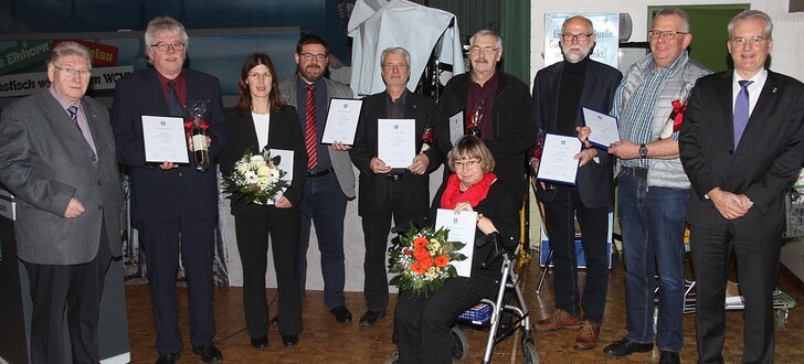 Stadtverordneter Gerhard Koch, die Geehrten Harald Beyer, Jeanette Bube, Oliver Höhn, Jürgen Hager, Angelika Silberling-Antoni, Paul Piston, Otmar Müller, Reiner Protzmann und Bürgermeister Andreas Weiher