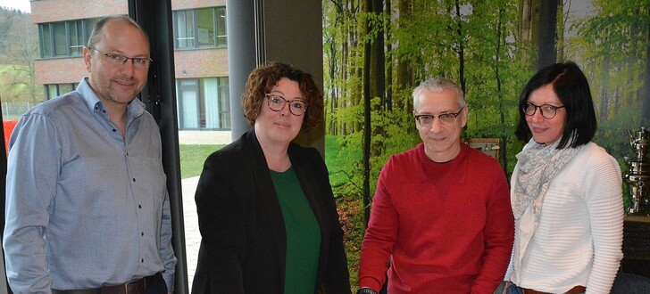 Foto (von links): Bernd Leutnant von der Unteren Naturschutzbehörde, Erste Kreisbeigeordnete Susanne Simmler sowie Matthias Fischer und Nadine Riedel von der Bauleitung vereinbarten die Gestaltung einer Blumenwiese für Insekten.