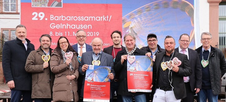 (von links): Die Veranstalter sowie einige der Partner und Sponsoren: Michael Simon (VR-Bank Bad Orb-Gelnhausen), Bürgermeister Daniel Christian Glöckner, Kirsten Hoßfeld (Main-Kinzig-Gas), Horst Wanik (Kreissparkasse Gelnhausen), Ludwig Levy (Marktmeister), Tobias Gros (Stadtmarketing- und Gewerbeverein), Harald Steif (Stadtmarketing- und Gewerbeverein), Peter Roie (Marktmeister), Jeffrey Levy (Marktmeister), Ole Schön (Kreissparkasse Gelnhausen), Walter Rodumer (citymap und M.net).