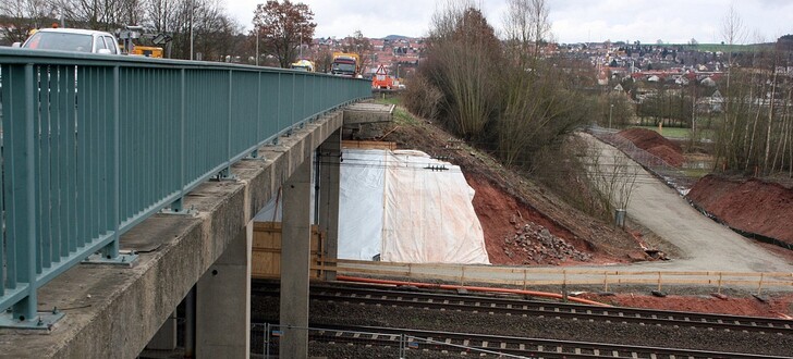 Seit Januar 2017 laufen in Bad Hersfeld die Arbeiten zum Abriss und Neubau der Brücken über Haune und Bahngleise.