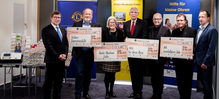 von rechts nach links:Anlässlich der Spendenübergabe trafen sich Roman Bonzel, Sekretär Lions Club Fulda, Stefan Buß, Pfarrer der Innenstadtpfarrei Fulda, Dr. Hans Schwind, Vorstandsmitglied Lions Club Fulda, Dr. Wilfried Racke, Lions Club Kelkheim, Vertreter für das Projekt „Hilfe für kleine Ohren“ sowie Helen Bonzel, Gründerin der Kinderakademie, Joachim Fehling, Past Präsident Lions Club Fulda und Andreas Trabert, amtierender Lions Club Fulda Präsident