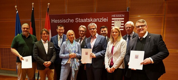 Digitalministerin Prof. Dr. Kristina Sinemus (dritte von links vorne), sowie die Vertreter aus Ost-, Mittel- und Südhessen bei der Bescheidübergabe