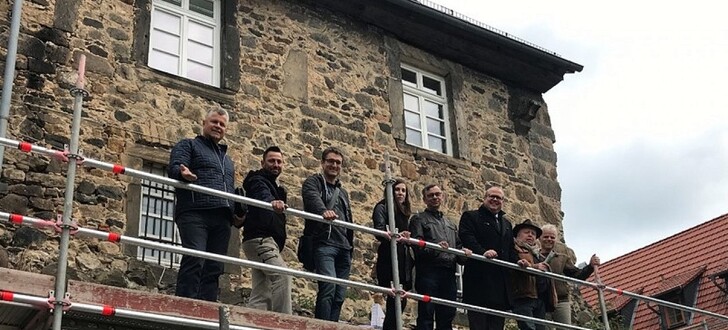 v.l.n.r. Frank Wötzel (maxit Baustoffwerke GmbH), Tommy Waletzko und Thomas Wittig (Preuße & Rätsch GmbH), Rebekka Schindehütte (Landesamt für Denkmalpflege Hessen), Bernhard Hofmann (Kreisbauamt des VB-Kreises), Bürgermeister Stephan Paule, Karlheinz Geißler (Architekt) und Michael Hölscher (Bauamt der Stadt Alsfeld)