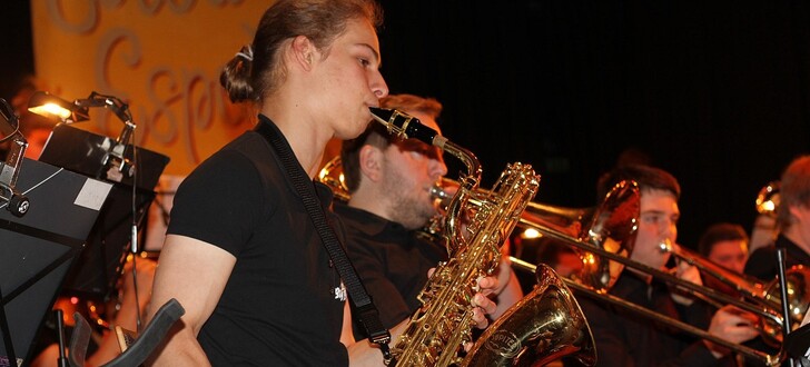 Die Big Band des Ulrich-von-Hutten-Gymnasiums hat beim Jahreskonzert „Eviva Espana Olé!“ die Herzen der begeisterten Zuhörer im Sturm erobert.