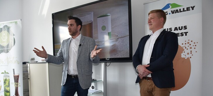 Erfinder Simon Schmidt (links) stellt zusammen mit Tim Schätzke die "Teaballs" vor.