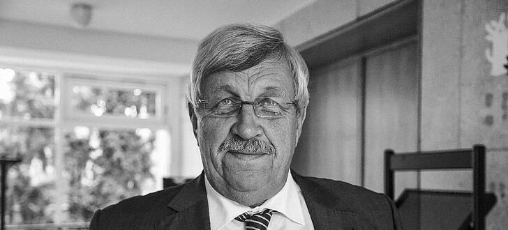 Der Kasseler Regierungspräsident Dr. Walter Lübcke (CDU) ist tot. Er wurde 65 Jahre alt.