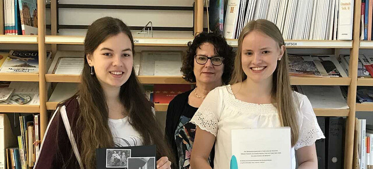 Rahel Tomaciz (links) und Laura Jabob (rechts) mit ihrer Tutorin Monika Schöppner, die beide Arbeiten betreute