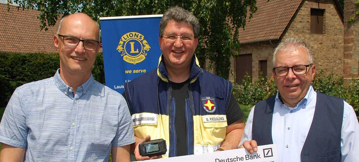 Pfarrer und Notfallseelsorger Sven Kießling (Mitte) bedankt sich für die Unterstützung durch den Lions-Club Lauterbach-Vogelsberg. Die Spende überreichen Präsident Uwe Hedrich (rechts) und Past-Präsident Dr. Norbert Sehn.