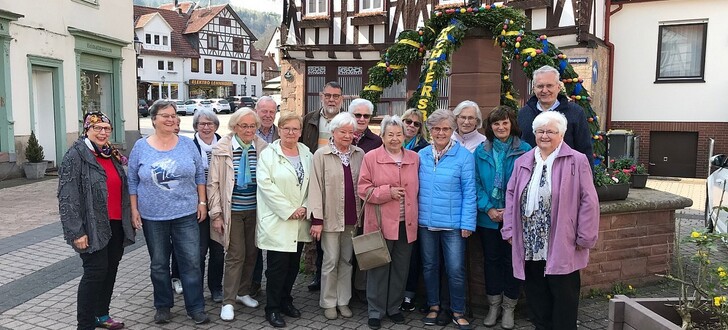 Im österlichen Glanz präsentiert sich der Brunnen in Wächtersbach, Dank der Landfrauen