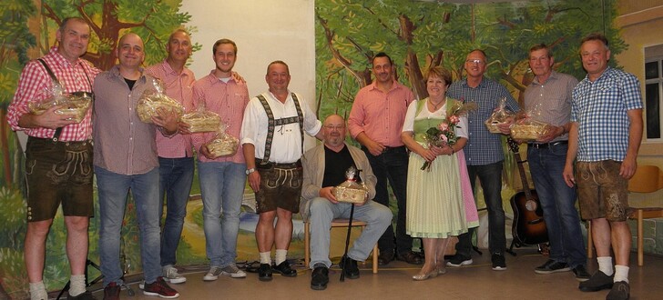 Abschlussbild aller Akteure des 18. Waldbarcher Mundortowends, v. l. Fredi Breunig, Frank Wehner, Willi und Phillip Kirchner, Martin Raab, sitzend Ludwig Blattner, Uli Kiesel, Brigitte Meyerdierks, Martin Wachenbrönner, Wilhelm Söder und Edmund Bühner.