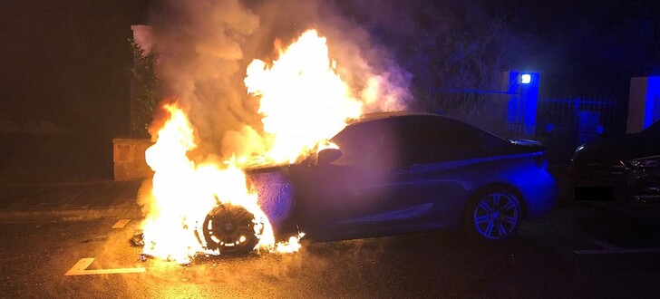 Am frühen Samstagmorgen ist die Feuerwehr Langenselbold zu zwei brennenden Fahrzeugen in die Hanauer Straße alarmiert worden.