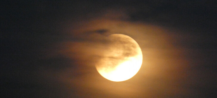 Zwischen 22.00 und 1.00 Uhr waren die Blicke vieler Osthessen gen Himmel gerichtet: eine partielle Mondfinsternis, ein seltenes Himmelschauspiel, kündigte sich an.