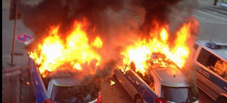 Brennende Polizeiautos - in diesem Archivbild bei den EZB-Neueröffnung-Demos im März 2015
